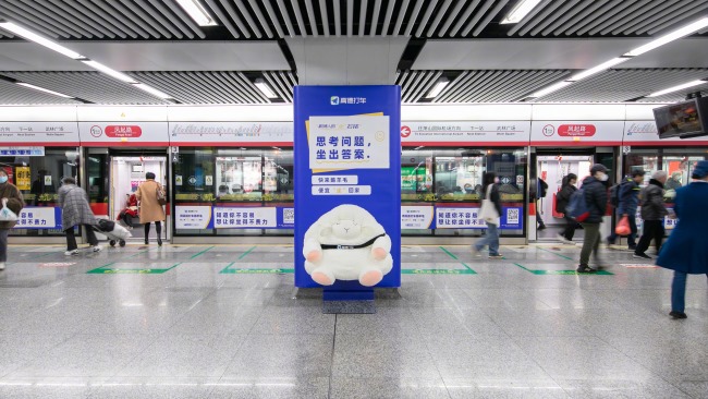 杭州地鐵創(chuàng)意包柱廣告鳳起路小羊座椅案例，杭州地鐵廣告價格收費