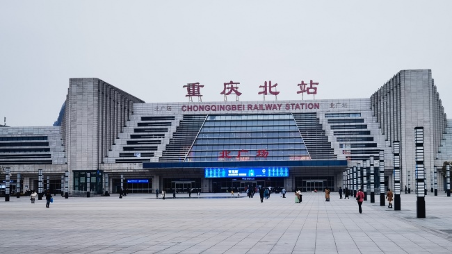 重慶北站廣告價格收費，重慶北高鐵站進(jìn)站口打卡點門楣LED大屏廣告