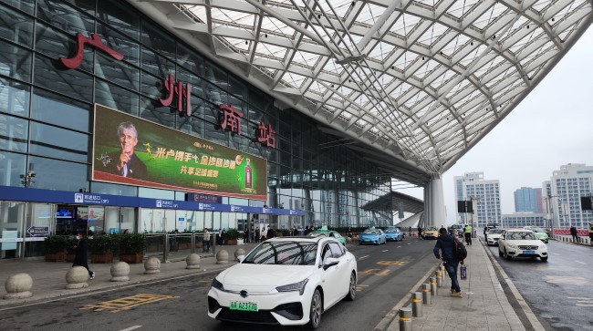 廣州南站廣告價格收費，廣州南高鐵站進站口打卡點門楣LED大屏廣告