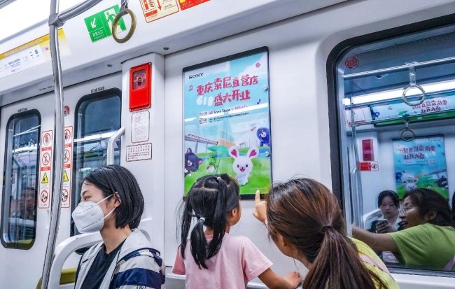 重慶輕軌2號線列車廣告穿樓網(wǎng)紅景點，重慶地鐵列車廣告價格