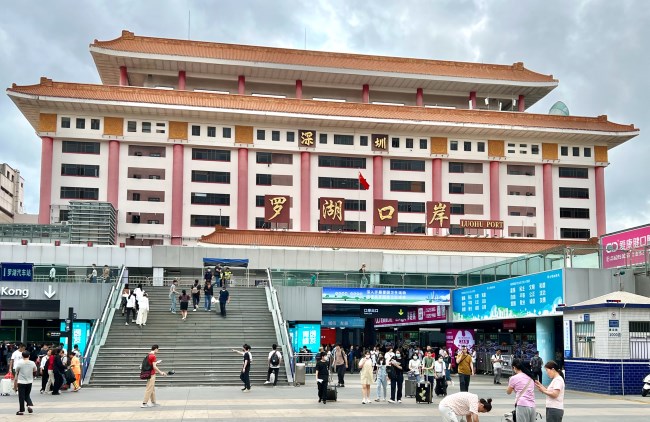 深圳羅湖口岸出入口換乘包柱LED大屏廣告牌，羅湖口岸廣告價格收費