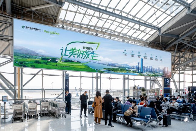 濟南遙墻機場候機大廳正中央巨幅大牌燈箱，濟南機場廣告價格收費