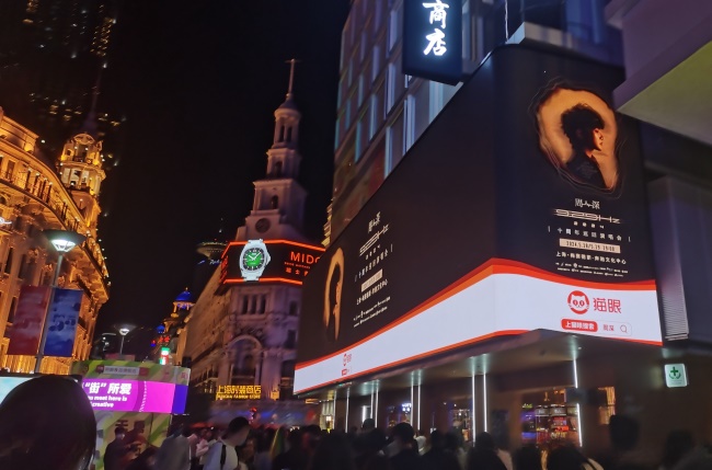 上海黃浦南京東路世紀(jì)廣場戶外折角LED屏廣告，上海LED大屏廣告價格