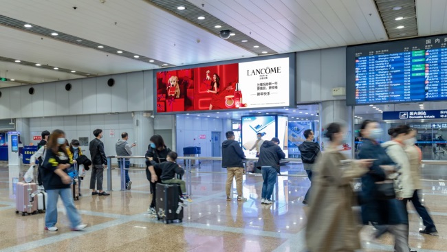 北京首都機場LED大屏廣告價格，北京機場T2到達(dá)迎客大廳電子屏廣告