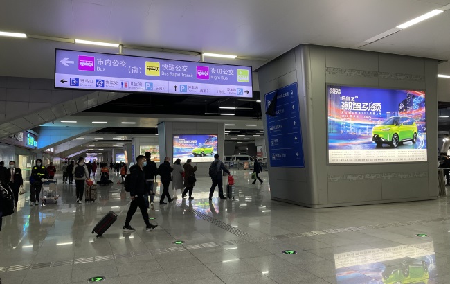 鄭州東高鐵站到達(dá)換乘大廳包柱燈箱廣告牌，鄭州東站廣告價(jià)格收費(fèi)
