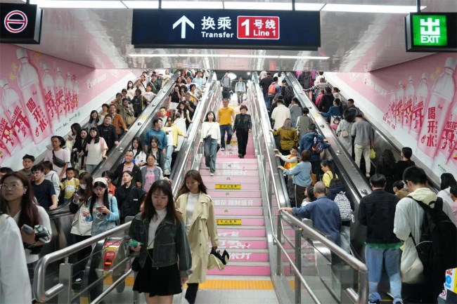 福州地鐵廣告價格收費，福州地鐵南門兜站換乘扶梯通道墻貼廣告