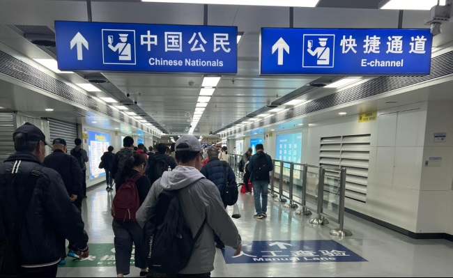 深圳羅湖口岸往香港過關必經(jīng)通道燈箱廣告牌，羅湖口岸廣告價格