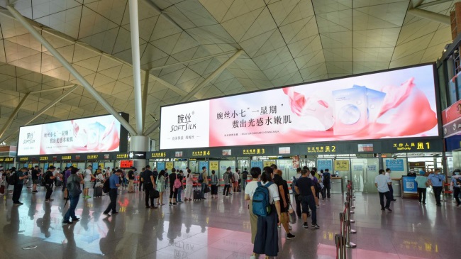 沈陽機(jī)場航站樓出發(fā)大廳安檢口上方LED大屏廣告，沈陽機(jī)場廣告價(jià)格