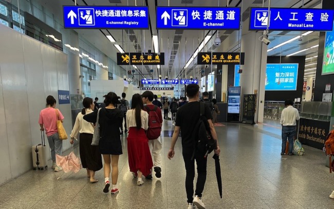 福田口岸三層往香港邊檢大廳墻面燈箱廣告，深圳福田口岸廣告價(jià)格