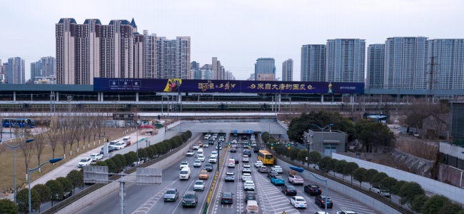 西安東二環(huán)金花隧道鐵路圍擋大牌廣告，西安最大戶(hù)外大牌廣告價(jià)格