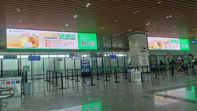 惠州機(jī)場航站樓出發(fā)大廳安檢口上方LED大屏廣告，惠州機(jī)場廣告價格