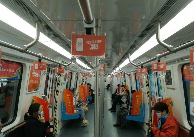 東莞地鐵車廂內(nèi)包車廣告站臺蔽門貼廣告案例，東莞地鐵廣告牌價格