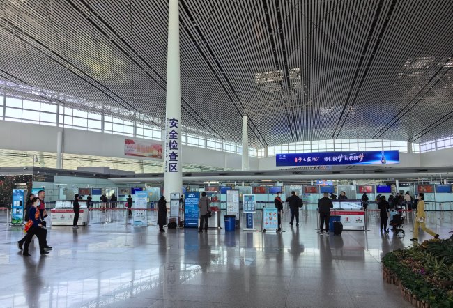 天津?yàn)I海機(jī)場出發(fā)大廳安檢口正上方LED大屏廣告，天津機(jī)場廣告價格