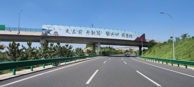 青島機場高速跨線橋圍擋廣告牌，青島膠東機場高速大牌廣告價格