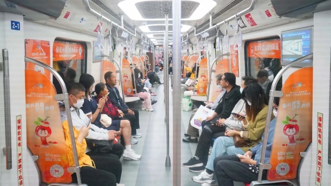 青島地鐵車廂內(nèi)貼紙內(nèi)包車創(chuàng)意車廂廣告，青島地鐵列車廣告價格