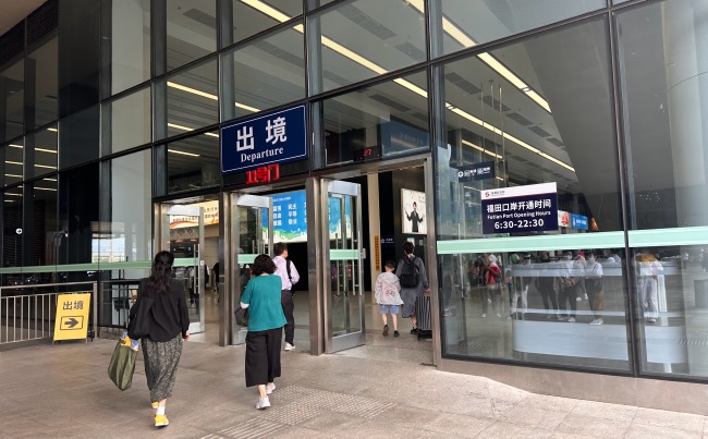 福田口岸出入境必經(jīng)進(jìn)出口墻面燈箱廣告牌，深圳福田口岸廣告價(jià)格