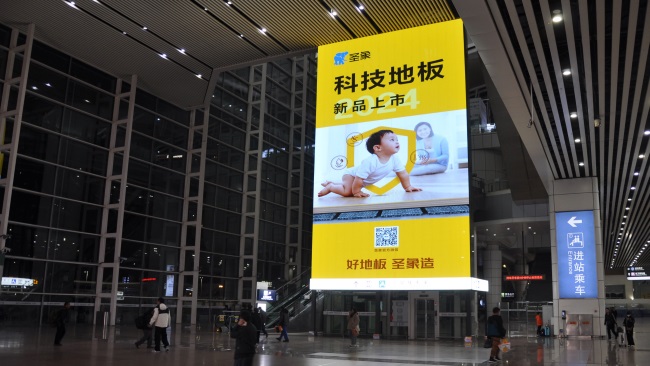 廣州南站進(jìn)站口直梯玻璃幕墻LED大屏廣告，廣州南站高鐵廣告價(jià)格