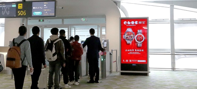 深圳機(jī)場(chǎng)航站樓登機(jī)口電子屏廣告牌，深圳寶安機(jī)場(chǎng)候機(jī)區(qū)廣告價(jià)格