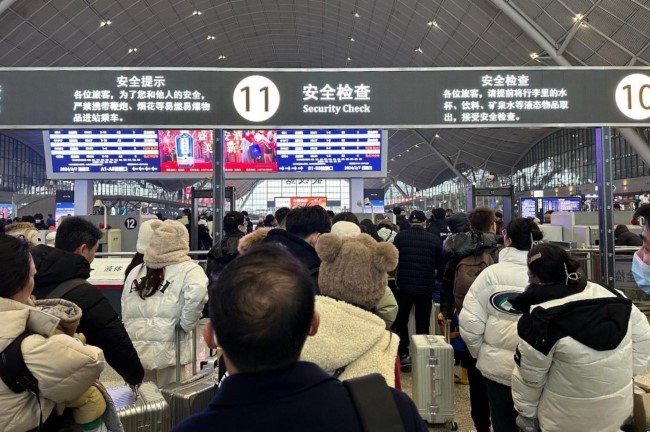 武漢站進(jìn)站安檢候車大廳上方LED大屏廣告，武漢火車站高鐵廣告價(jià)格