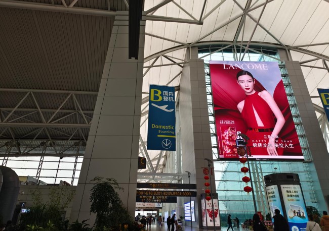 廣州白云機(jī)場出發(fā)大廳玻璃墻高空LED巨屏廣告，廣州機(jī)場廣告價(jià)格