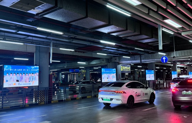 深圳北高鐵站停車場出租車落客區(qū)LED大屏廣告，深圳北站廣告價(jià)格