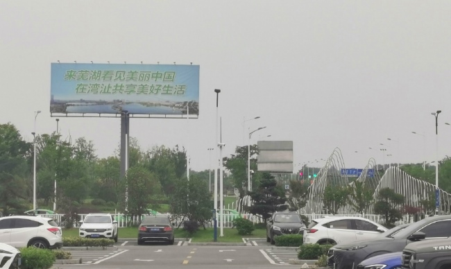 蕪湖蕪宣機(jī)場燈箱廣告投放，蕪湖機(jī)場戶外高桿立柱大牌廣告價(jià)格