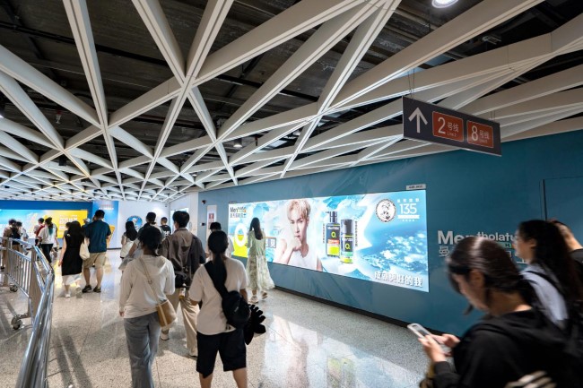 深圳地鐵崗廈北站通道墻貼燈箱廣告投放，深圳地鐵廣告價格收費