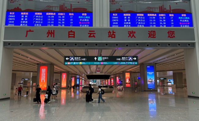 廣州白云高鐵站到達(dá)出站通道柱面燈箱廣告，廣州白云站廣告價格