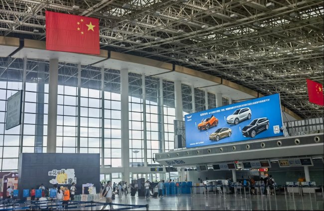 南昌機(jī)場出發(fā)大廳值機(jī)島燈箱廣告高空大牌，南昌昌北機(jī)場廣告價格
