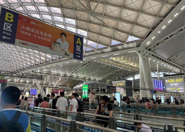 ?廣州南高鐵站候車大廳中央懸掛吊旗看板廣告牌，廣州南站廣告價格