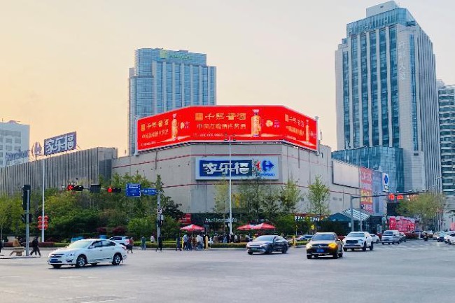 青島香港中路家樂福樓頂LED高雄路外墻大屏廣告，青島大屏廣告價(jià)格