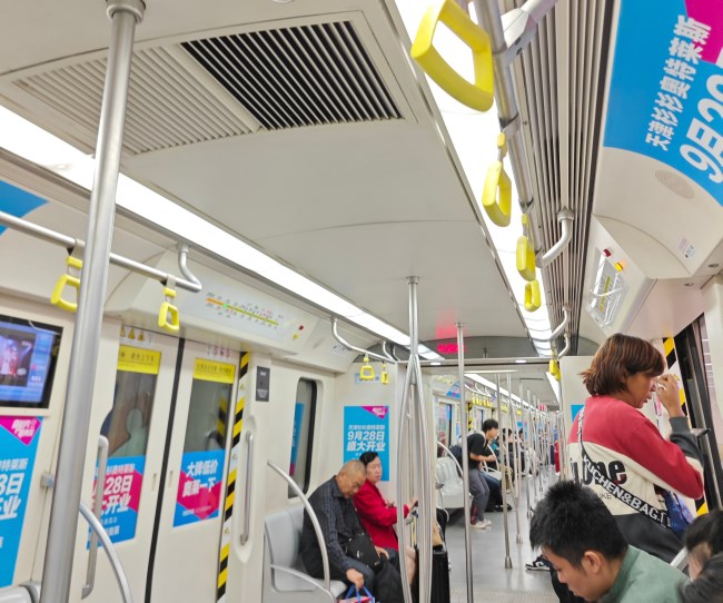 天津地鐵內(nèi)包車廣告車廂內(nèi)貼紙投放案例圖，天津地鐵列車廣告價格