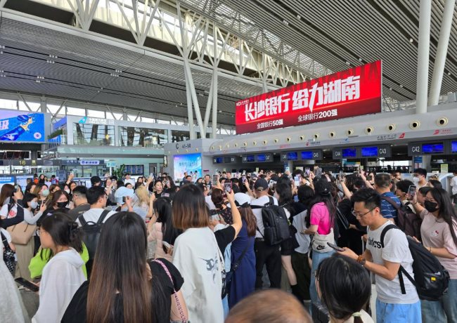 長沙機(jī)場出發(fā)安檢值機(jī)島燈箱廣告高空大牌，長沙黃花機(jī)場廣告價格