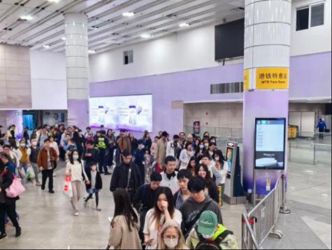 深圳地鐵4號(hào)線福田口岸站廳墻貼廣告投放案例，深圳地鐵廣告價(jià)格