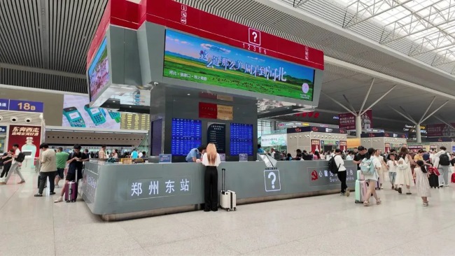 鄭州東站候車大廳中央服務(wù)臺(tái)上方LED廣告，鄭州東高鐵大屏廣告價(jià)格
