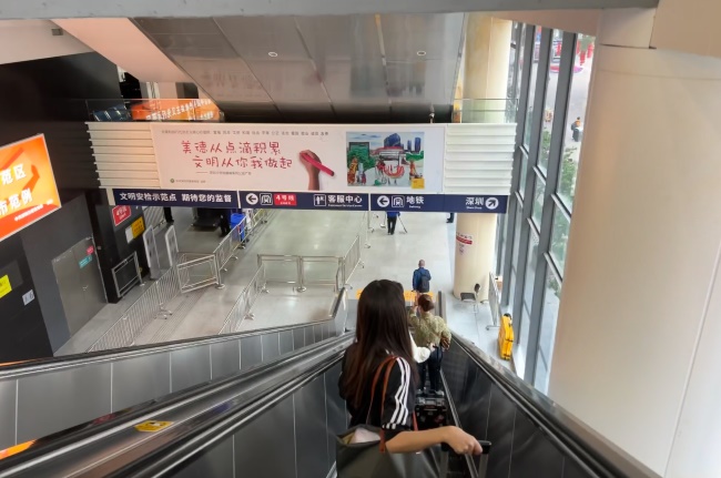 深圳福田口岸入境方向扶梯正迎面廣告牌，福田口岸燈箱廣告價(jià)格