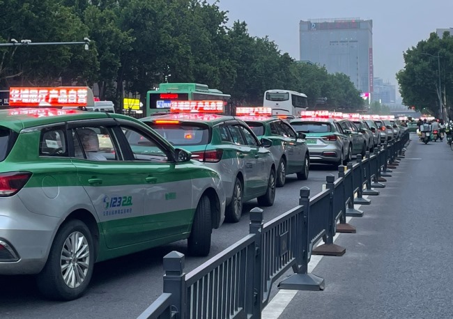 鄭州出租車廣告價(jià)格收費(fèi)，鄭州出租車頂LED彩屏廣告發(fā)布案例圖