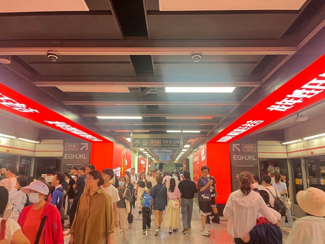 深圳地鐵上梅林站臺換乘通道LED大屏墻貼廣告，深圳地鐵廣告價格