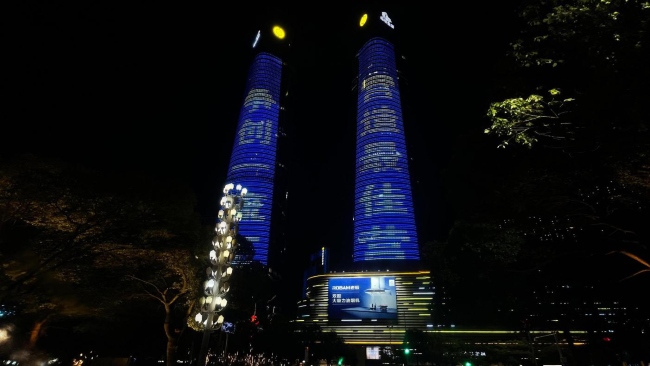 南昌紅谷灘綠地雙子塔繽紛城LED大屏廣告大牌，南昌LED大牌廣告價(jià)格