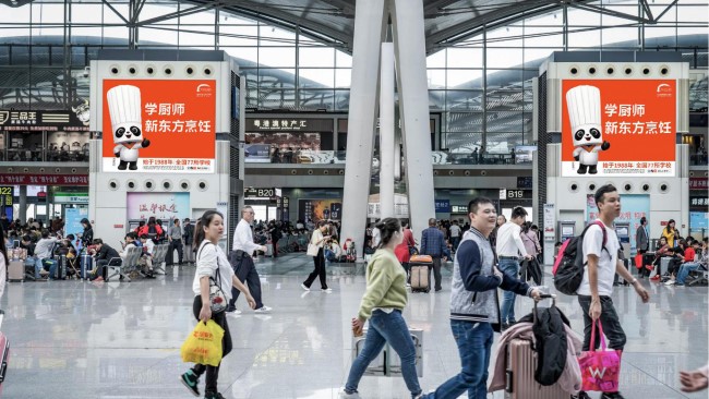 廣州南站三層候車座椅區(qū)上方燈箱廣告，廣州南高鐵站廣告牌價(jià)格