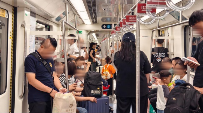 深圳地鐵性價比最高車廂廣告拉手優(yōu)勢案例，深圳地鐵拉手廣告價格