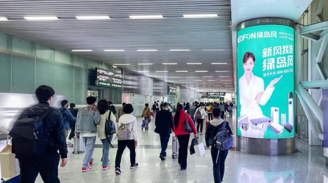 深圳北站到達出站通道包柱燈箱廣告牌，深圳北高鐵站大屏廣告價格