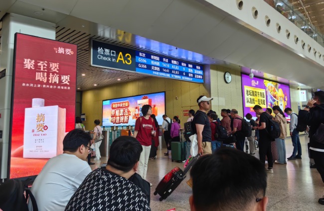 武漢高鐵站候車大廳檢票口燈箱，武漢火車站大屏廣告價格