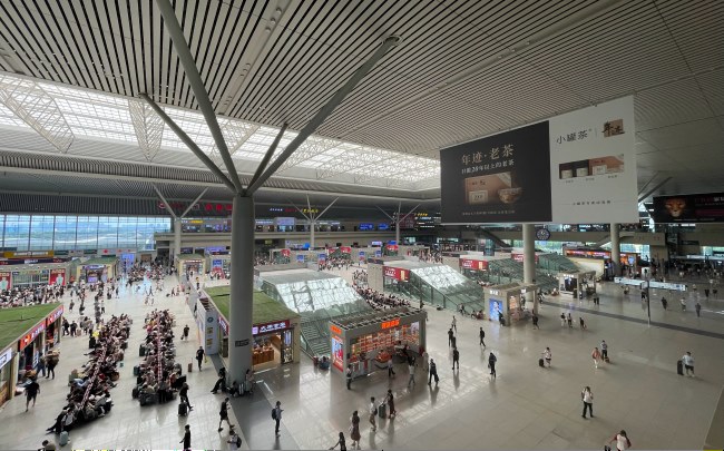 鄭州東高鐵站候車區(qū)檢票口燈箱廣告，鄭州東站廣告大屏價(jià)格