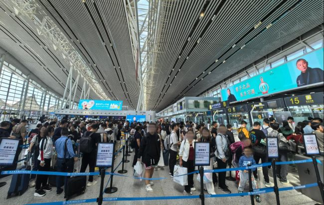 長沙機場T2出發(fā)大廳大屏廣告牌投放，長沙黃花機場廣告價格