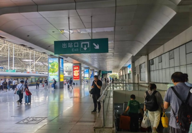 南京站高鐵站臺燈箱廣告牌投放，南京火車站大屏廣告價(jià)格