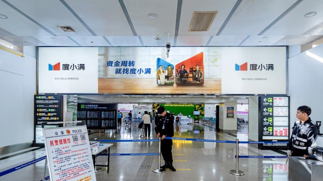 三亞機場出發(fā)大廳入口上方燈箱廣告，三亞鳳凰機場大屏價格