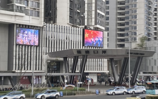 深圳蓮塘口岸羅沙路戶外LED廣告投放，蓮塘口岸大屏廣告價(jià)格