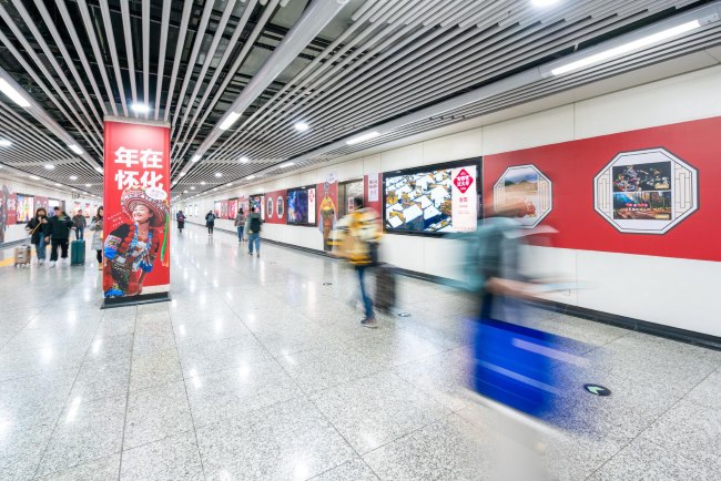 長沙地鐵火車南站站通道墻貼廣告投放，長沙地鐵廣告價格