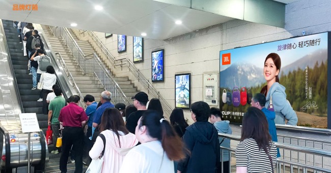 北京地鐵國貿(mào)站扶梯兩側廣告投放，北京地鐵出入口廣告價格